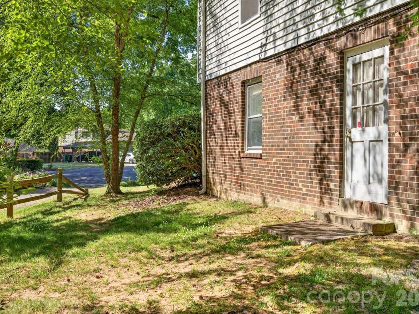1511 Ormsby Court, Charlotte, NC 28211.  MLS# CAR4372919, YatesRealty ID 18862. 