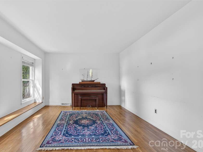 1511 Ormsby Court, Charlotte, NC 28211.  MLS# CAR4372919, YatesRealty ID 18862. 