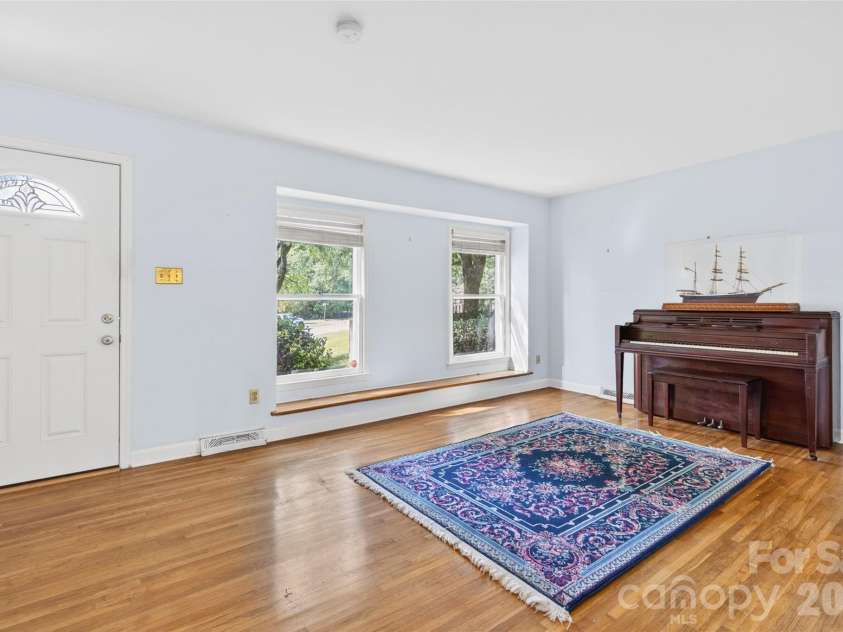1511 Ormsby Court, Charlotte, NC 28211.  MLS# CAR4372919, YatesRealty ID 18862. 