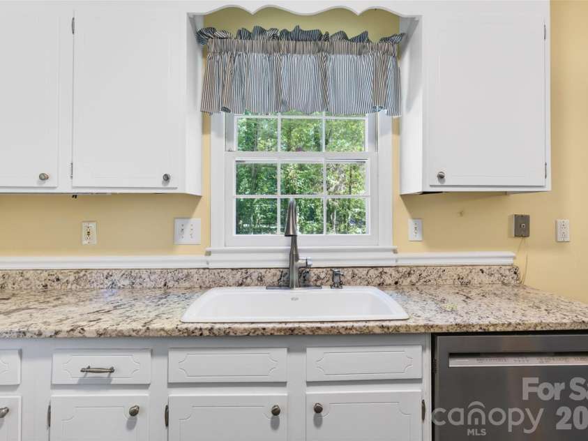 1511 Ormsby Court, Charlotte, NC 28211.  MLS# CAR4372919, YatesRealty ID 18862. 