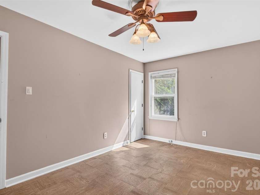 1511 Ormsby Court, Charlotte, NC 28211.  MLS# CAR4372919, YatesRealty ID 18862. 