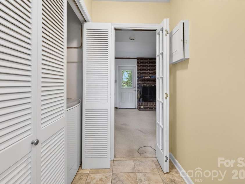 1511 Ormsby Court, Charlotte, NC 28211.  MLS# CAR4372919, YatesRealty ID 18862. 