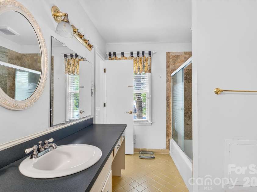 1511 Ormsby Court, Charlotte, NC 28211.  MLS# CAR4372919, YatesRealty ID 18862. 