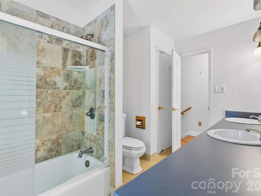 1511 Ormsby Court, Charlotte, NC 28211.  MLS# CAR4372919, YatesRealty ID 18862. 