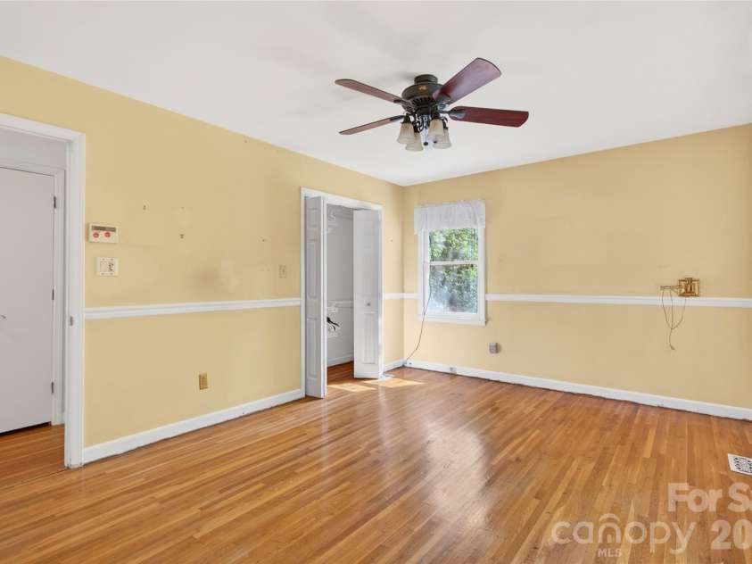 1511 Ormsby Court, Charlotte, NC 28211.  MLS# CAR4372919, YatesRealty ID 18862. 