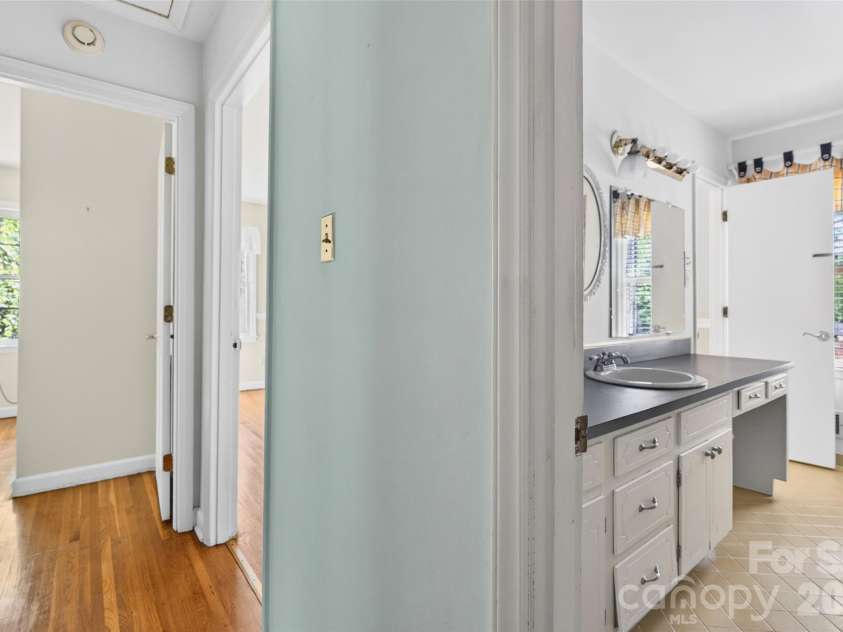 1511 Ormsby Court, Charlotte, NC 28211.  MLS# CAR4372919, YatesRealty ID 18862. 