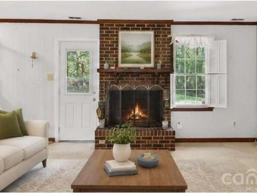 1511 Ormsby Court, Charlotte, NC 28211.  MLS# CAR4372919, YatesRealty ID 18862. Virtually staged