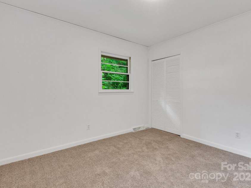 137 Flynn Branch Road, Asheville, NC 28804.  MLS# CAR4258132, YatesRealty ID 18863. Bedroom