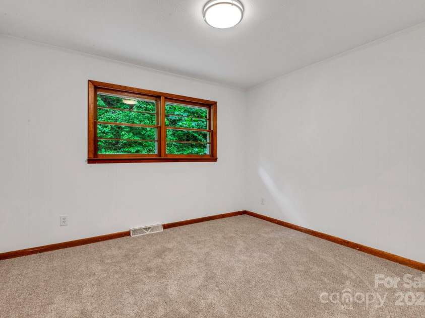 137 Flynn Branch Road, Asheville, NC 28804.  MLS# CAR4258132, YatesRealty ID 18863. Bedroom