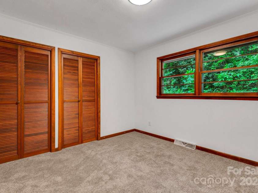 137 Flynn Branch Road, Asheville, NC 28804.  MLS# CAR4258132, YatesRealty ID 18863. Bedroom