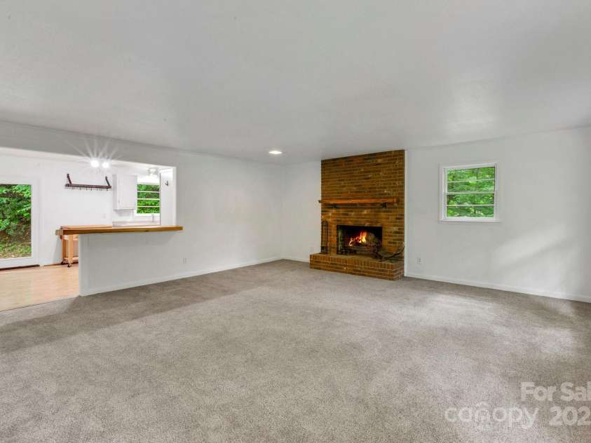 137 Flynn Branch Road, Asheville, NC 28804.  MLS# CAR4258132, YatesRealty ID 18863. Family Room