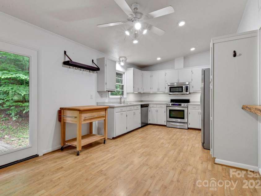 137 Flynn Branch Road, Asheville, NC 28804.  MLS# CAR4258132, YatesRealty ID 18863. Kitchen