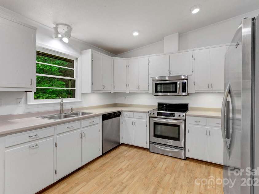 137 Flynn Branch Road, Asheville, NC 28804.  MLS# CAR4258132, YatesRealty ID 18863. Kitchen