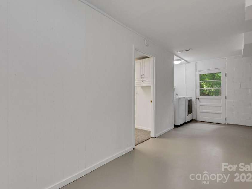 137 Flynn Branch Road, Asheville, NC 28804.  MLS# CAR4258132, YatesRealty ID 18863. Laundry / Mud Room