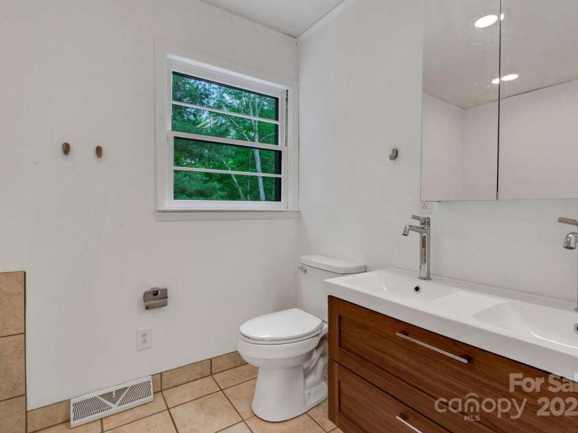 137 Flynn Branch Road, Asheville, NC 28804.  MLS# CAR4258132, YatesRealty ID 18863. Primary Bath