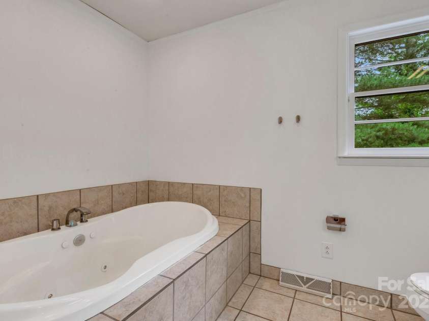 137 Flynn Branch Road, Asheville, NC 28804.  MLS# CAR4258132, YatesRealty ID 18863. Primary Bath