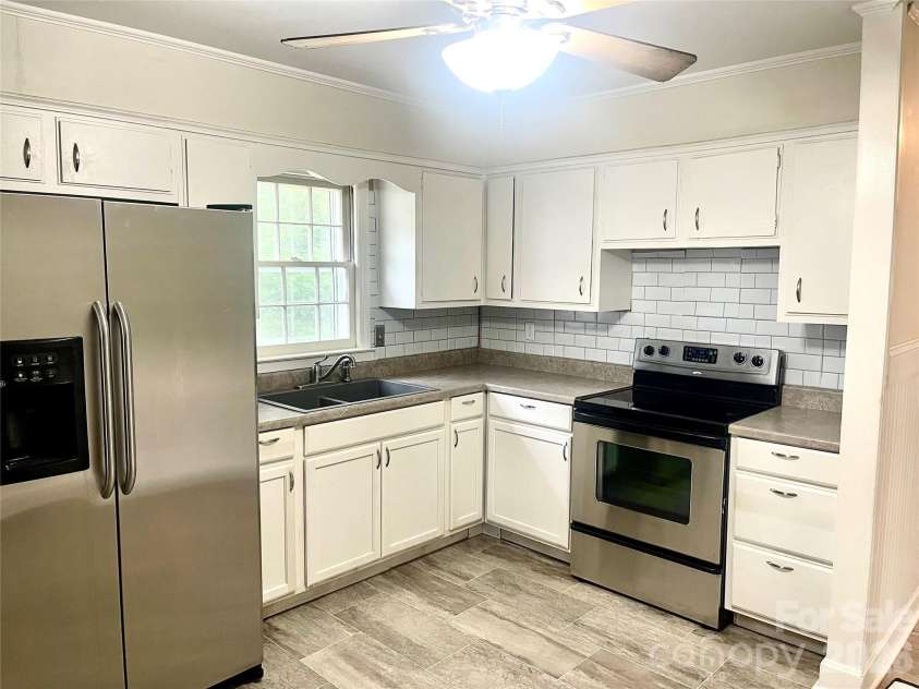 3200 Markland Drive, Charlotte, NC 28208.  MLS# CAR4371589, YatesRealty ID 18865. 