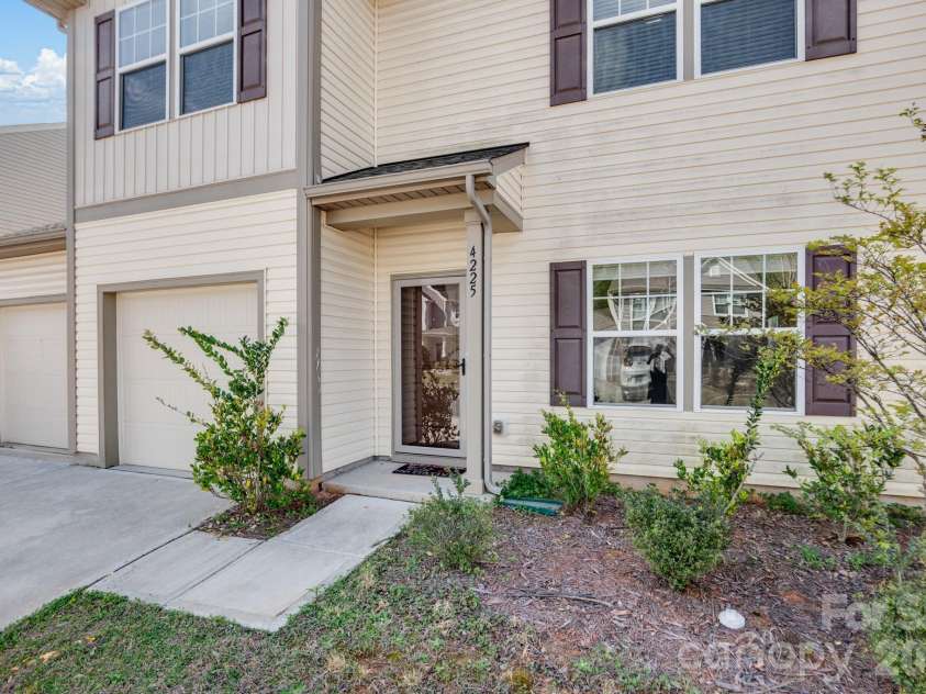 4225 Stockbrook Drive, Charlotte, NC 28215.  MLS# CAR4366058, YatesRealty ID 18866. 