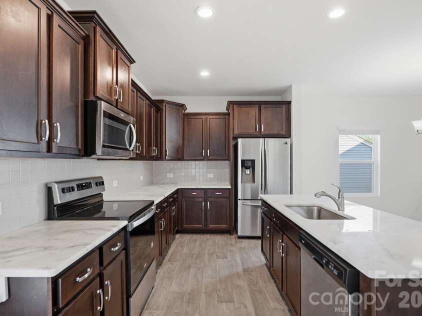 4225 Stockbrook Drive, Charlotte, NC 28215.  MLS# CAR4366058, YatesRealty ID 18866. 