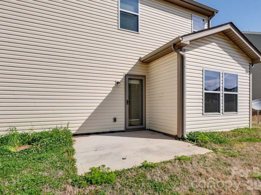 4225 Stockbrook Drive, Charlotte, NC 28215.  MLS# CAR4366058, YatesRealty ID 18866. 