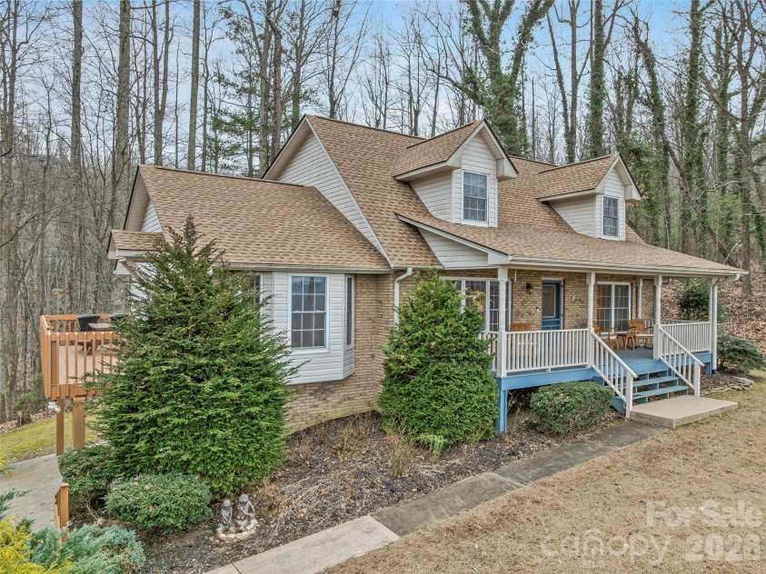 24 Abbey Lane, Hendersonville, NC 28739.  MLS# CAR4351238, YatesRealty ID 18867. 