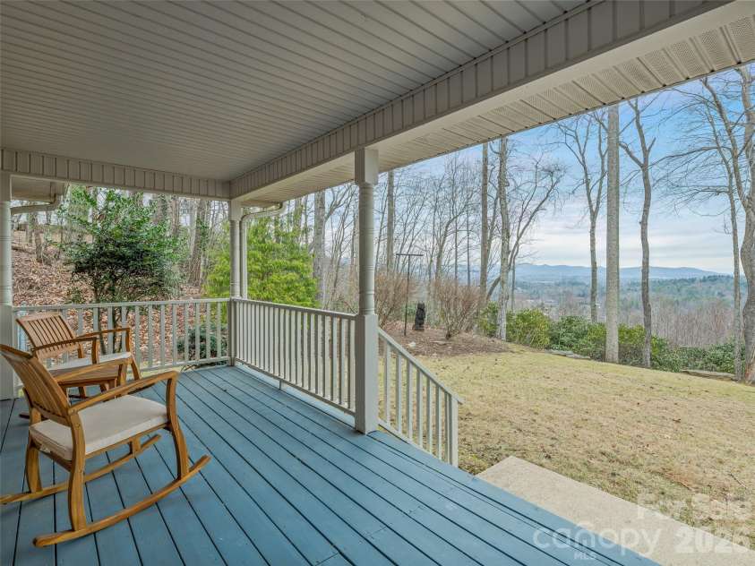 24 Abbey Lane, Hendersonville, NC 28739.  MLS# CAR4351238, YatesRealty ID 18867. 