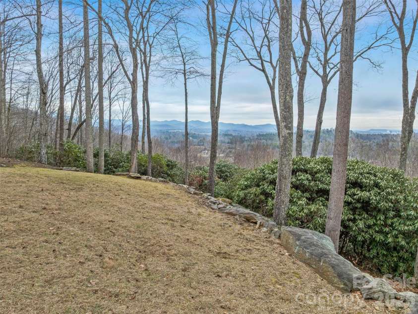 24 Abbey Lane, Hendersonville, NC 28739.  MLS# CAR4351238, YatesRealty ID 18867. 