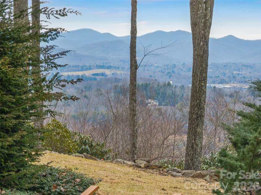 24 Abbey Lane, Hendersonville, NC 28739.  MLS# CAR4351238, YatesRealty ID 18867. 
