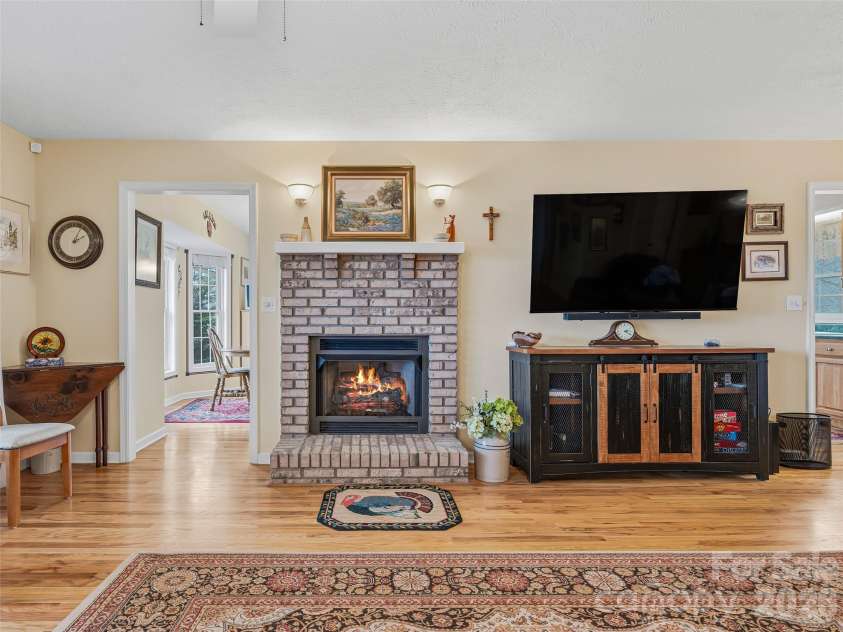 24 Abbey Lane, Hendersonville, NC 28739.  MLS# CAR4351238, YatesRealty ID 18867. 