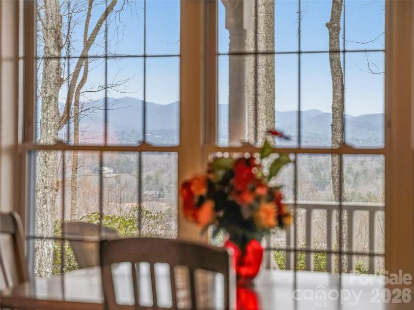 24 Abbey Lane, Hendersonville, NC 28739.  MLS# CAR4351238, YatesRealty ID 18867. 