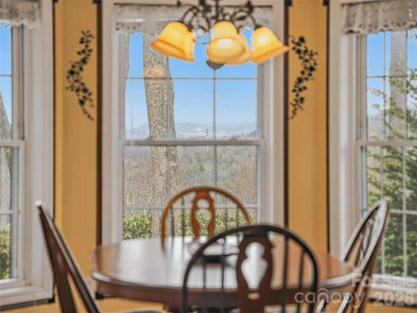 24 Abbey Lane, Hendersonville, NC 28739.  MLS# CAR4351238, YatesRealty ID 18867. 