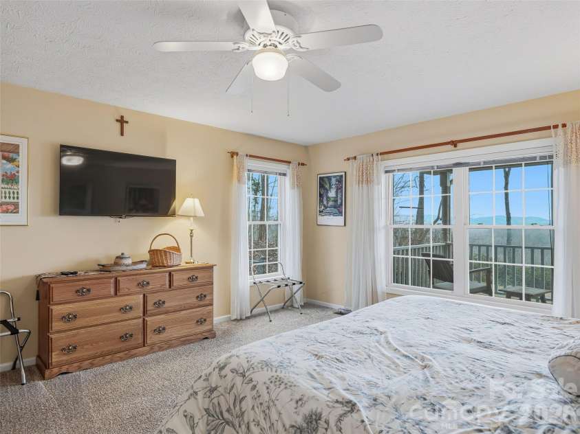 24 Abbey Lane, Hendersonville, NC 28739.  MLS# CAR4351238, YatesRealty ID 18867. 