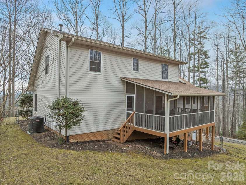 24 Abbey Lane, Hendersonville, NC 28739.  MLS# CAR4351238, YatesRealty ID 18867. 