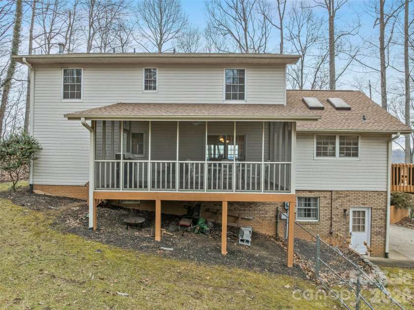 24 Abbey Lane, Hendersonville, NC 28739.  MLS# CAR4351238, YatesRealty ID 18867. 