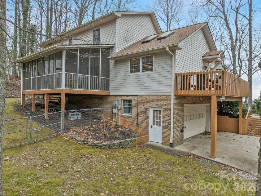 24 Abbey Lane, Hendersonville, NC 28739.  MLS# CAR4351238, YatesRealty ID 18867. 