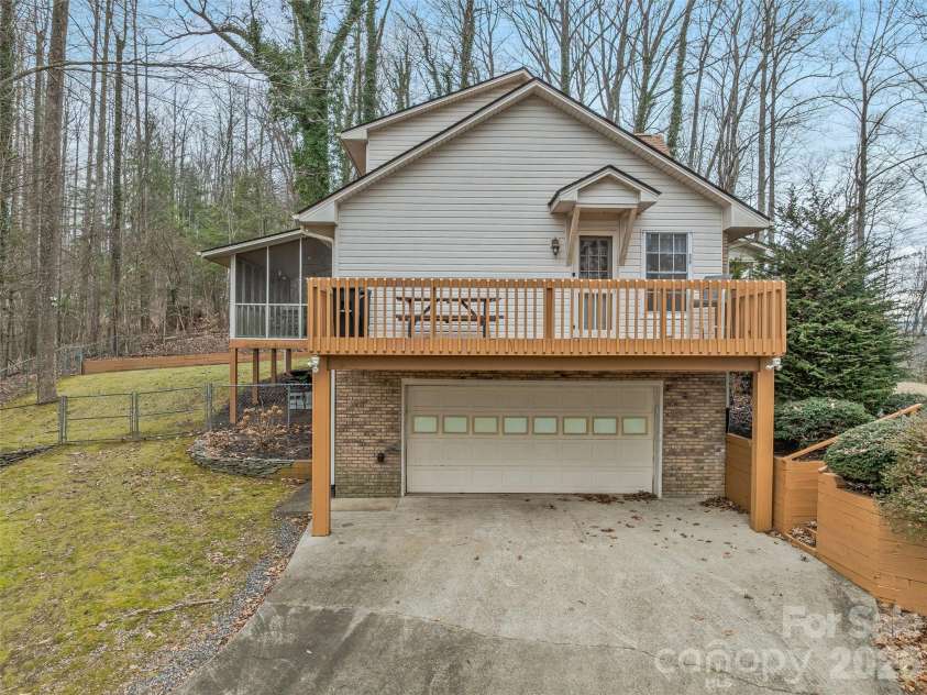 24 Abbey Lane, Hendersonville, NC 28739.  MLS# CAR4351238, YatesRealty ID 18867. 