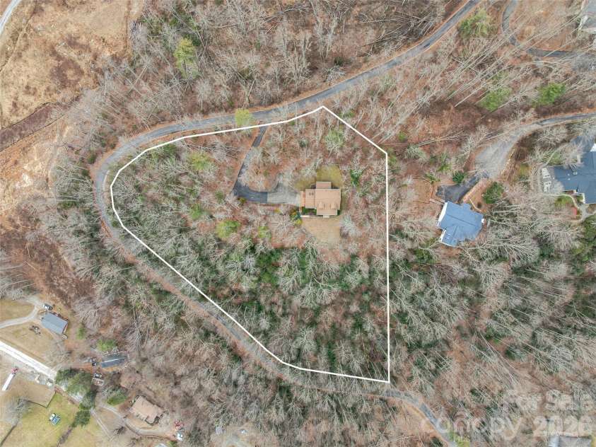 24 Abbey Lane, Hendersonville, NC 28739.  MLS# CAR4351238, YatesRealty ID 18867. 