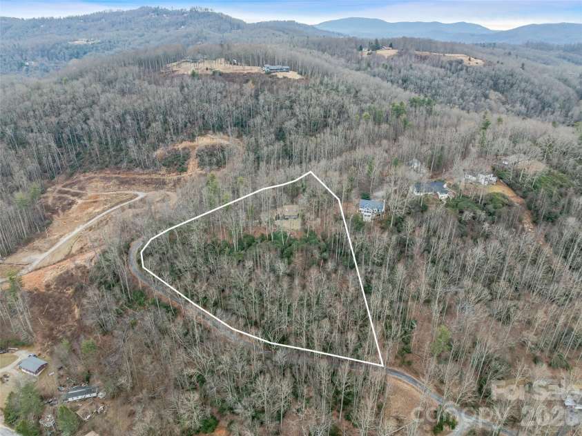 24 Abbey Lane, Hendersonville, NC 28739.  MLS# CAR4351238, YatesRealty ID 18867. 