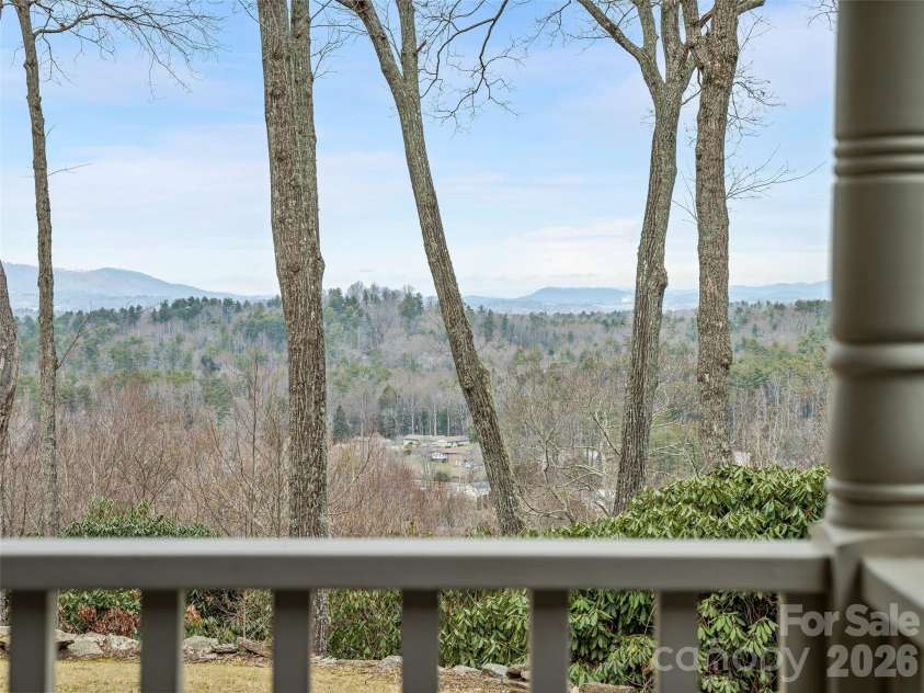 24 Abbey Lane, Hendersonville, NC 28739.  MLS# CAR4351238, YatesRealty ID 18867. 