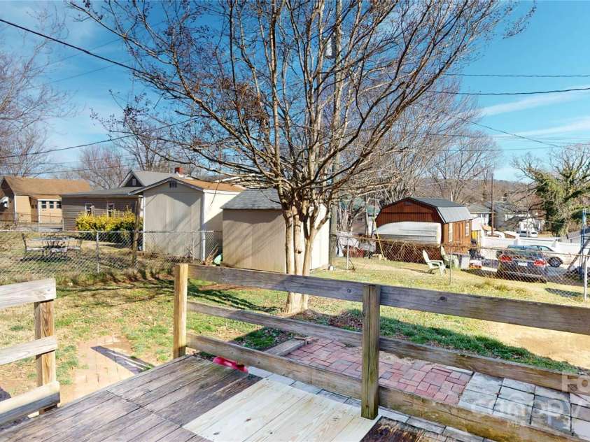 52 6th C Street, Marion, NC 28752.  MLS# CAR4222041, YatesRealty ID 18869. 