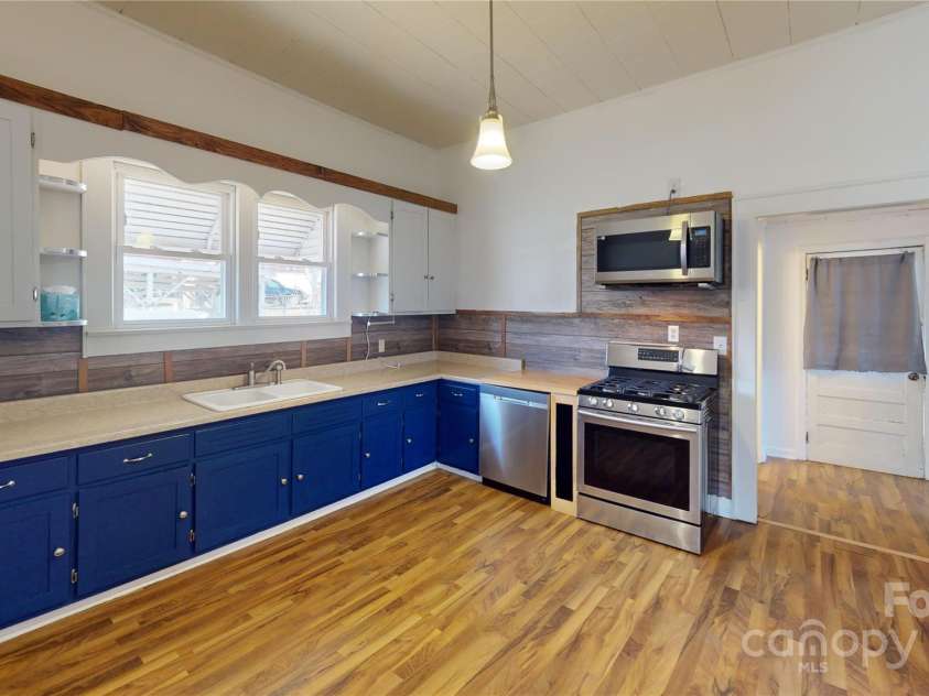 52 6th C Street, Marion, NC 28752.  MLS# CAR4222041, YatesRealty ID 18869. 