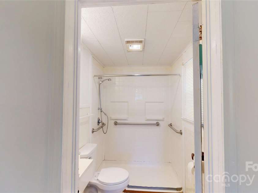 52 6th C Street, Marion, NC 28752.  MLS# CAR4222041, YatesRealty ID 18869. 