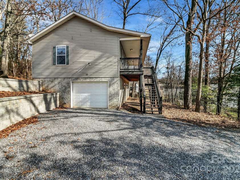 10 Harrisland Drive, Asheville, NC 28806.  MLS# CAR4316765, YatesRealty ID 1887. 