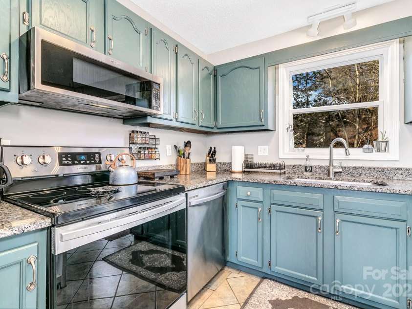 10 Harrisland Drive, Asheville, NC 28806.  MLS# CAR4316765, YatesRealty ID 1887. 