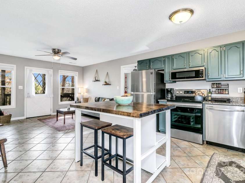 10 Harrisland Drive, Asheville, NC 28806.  MLS# CAR4316765, YatesRealty ID 1887. 