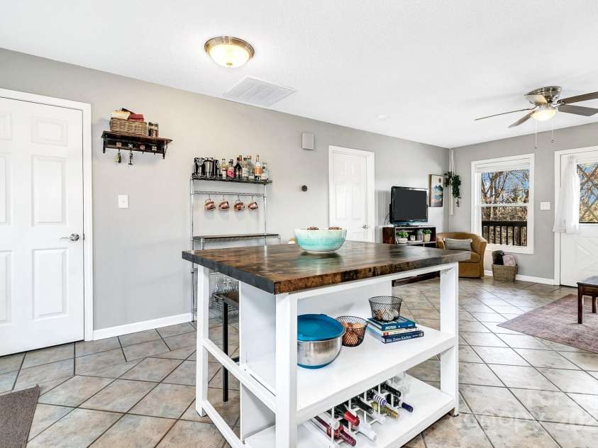 10 Harrisland Drive, Asheville, NC 28806.  MLS# CAR4316765, YatesRealty ID 1887. 