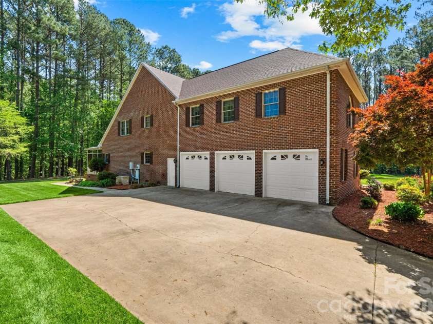226 Glenview Drive, Salisbury, NC 28147.  MLS# CAR4372164, YatesRealty ID 18870. 