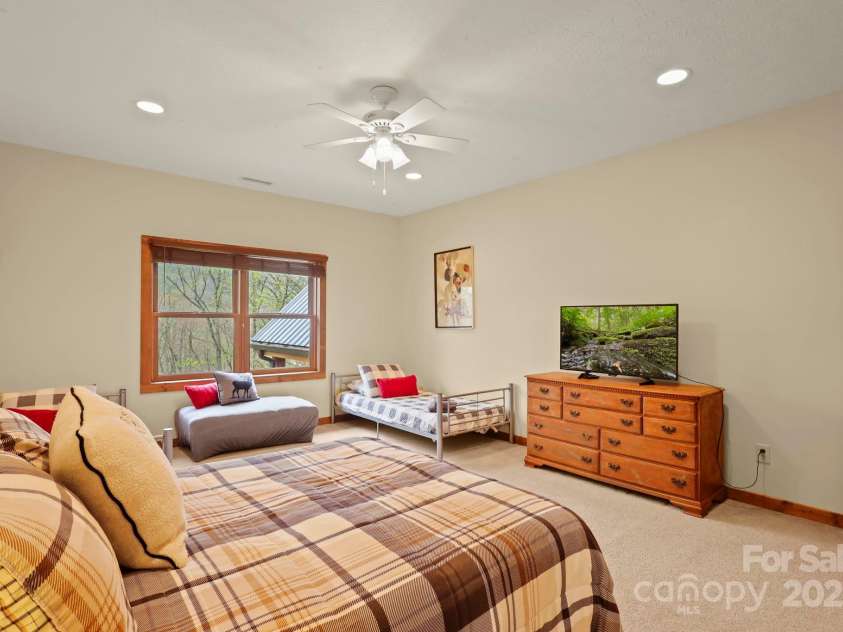 40 Ollis Ridge Lane, Elk Park, NC 28622.  MLS# CAR4268982, YatesRealty ID 18870. 