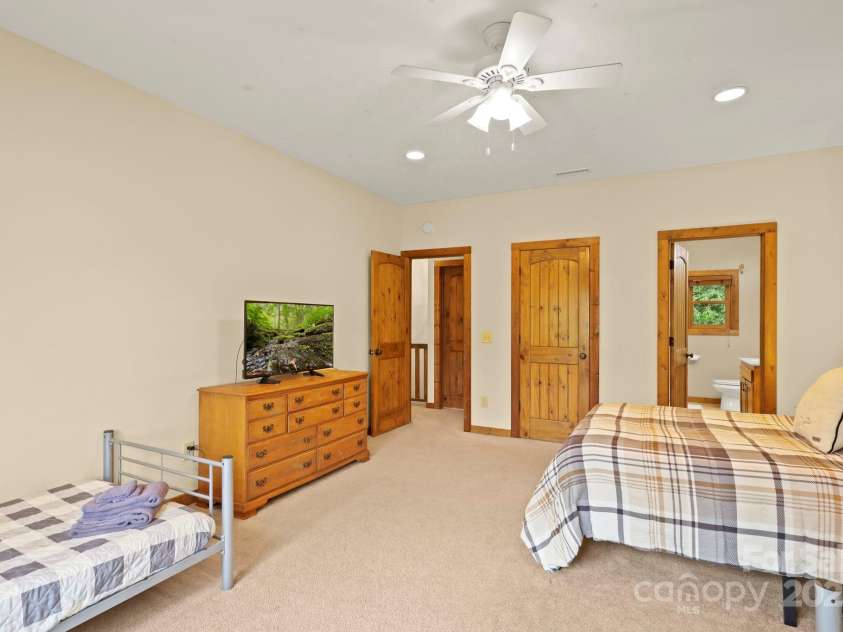 40 Ollis Ridge Lane, Elk Park, NC 28622.  MLS# CAR4268982, YatesRealty ID 18870. 