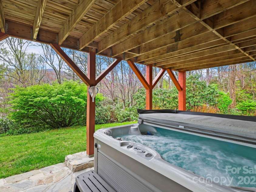 40 Ollis Ridge Lane, Elk Park, NC 28622.  MLS# CAR4268982, YatesRealty ID 18870. 